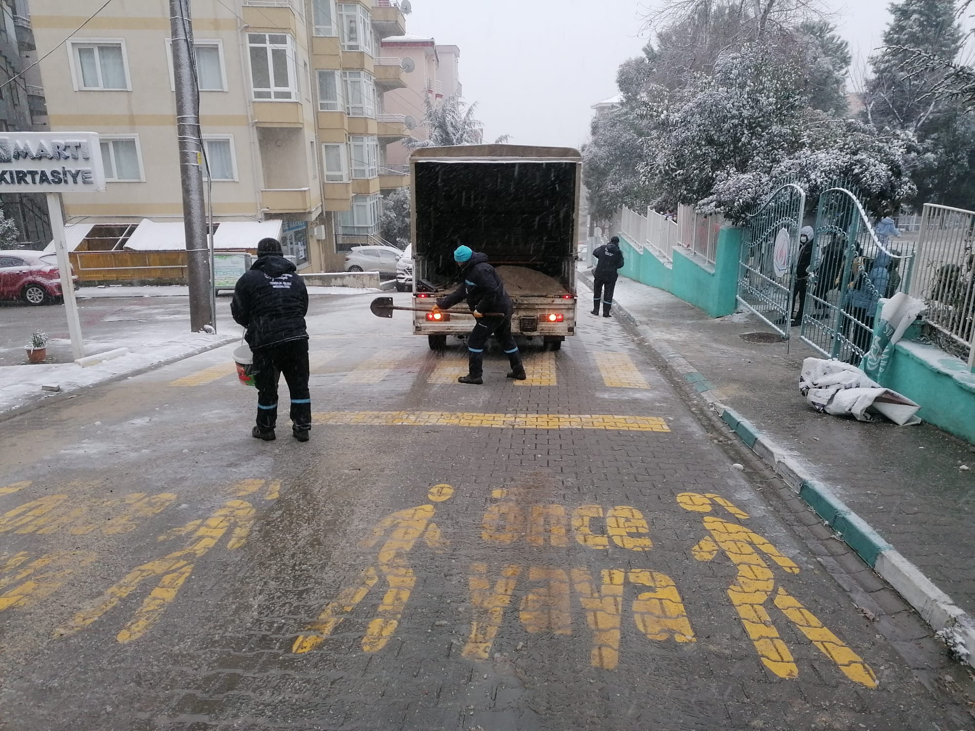 Süleymanpaşa Belediyesi kar yağışının çileye dönüşmesini önledi