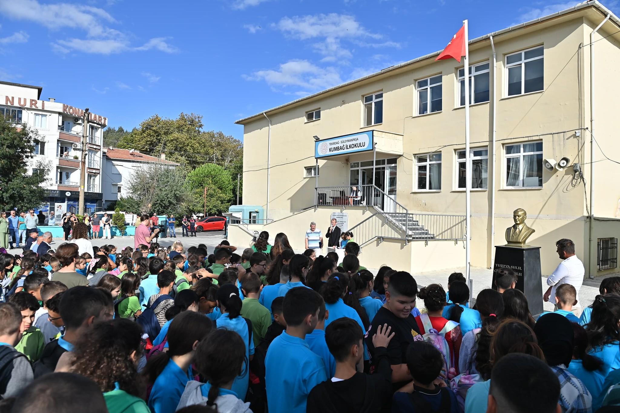 Başkan Uzunlar okulun ilk gününde Kumbağlı öğrencilerle buluştu