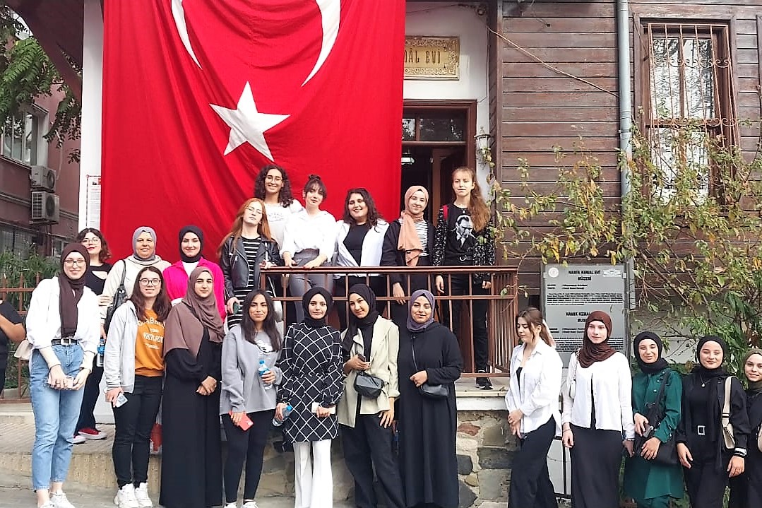 Süleymanpaşa Belediyesinden üniversiteli kızlara şehir turu