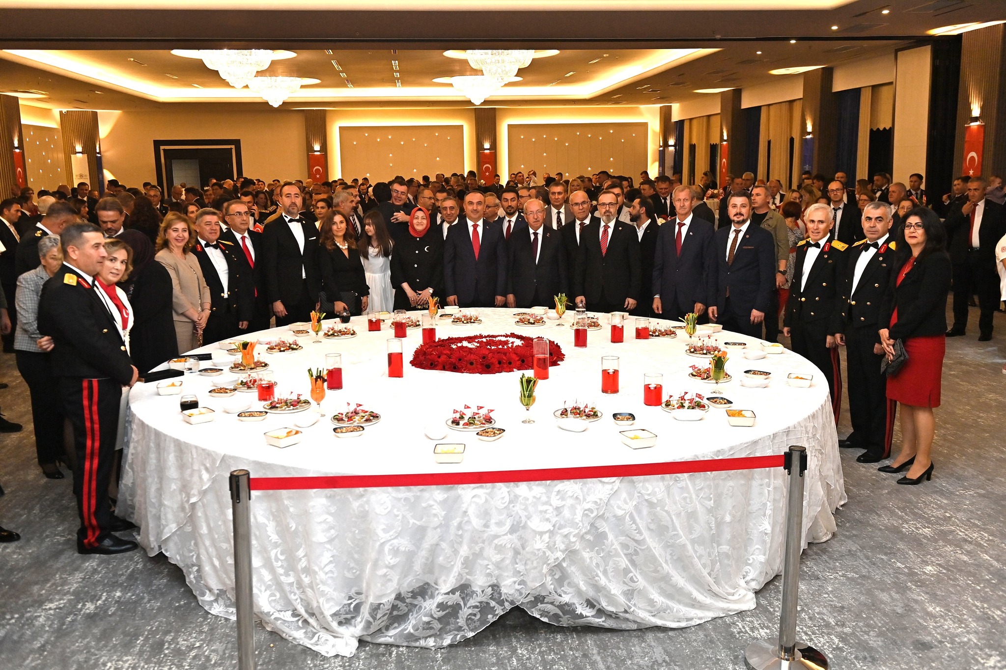 Başkan Uzunlar Cumhuriyet Bayramı 100. Yıl kutlama törenlerine eşlik etti