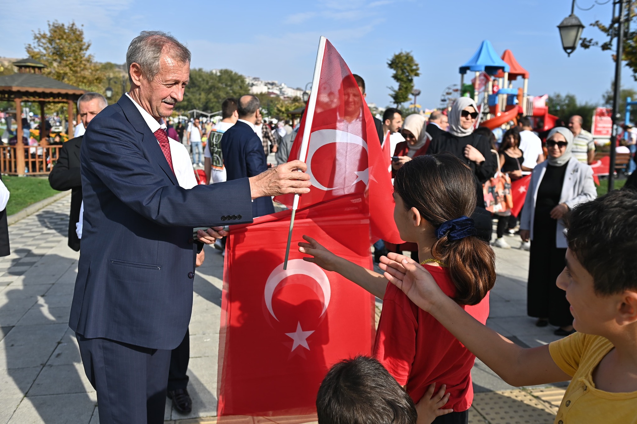 Başkan Uzunlar Cumhuriyet Bayramı 100. Yıl kutlama törenlerine eşlik etti