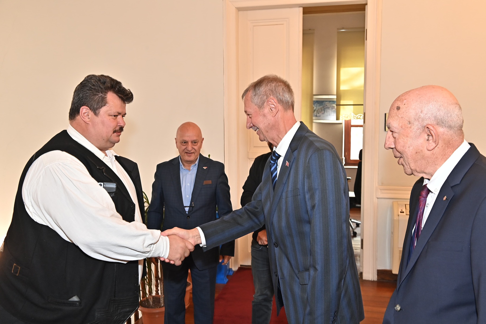 Başkan Uzunlar Romanya heyetini makamında ağırladı