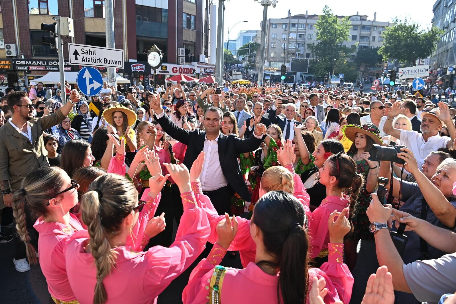 Kiraz Festivali Kortejinde İnsan Seli