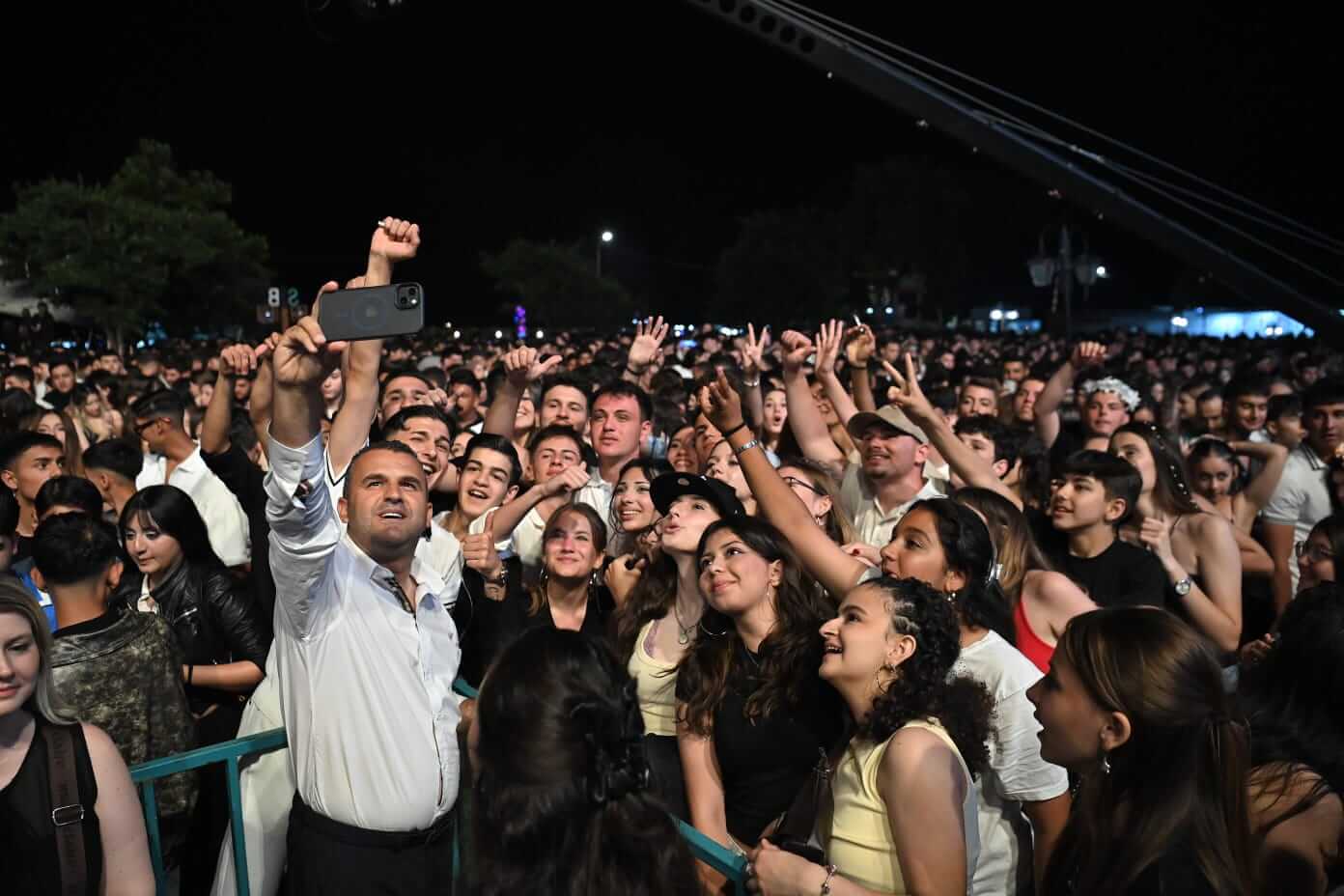Kiraz Festivali Sahnesinden Poizi Ve Merve Özbey Geçti