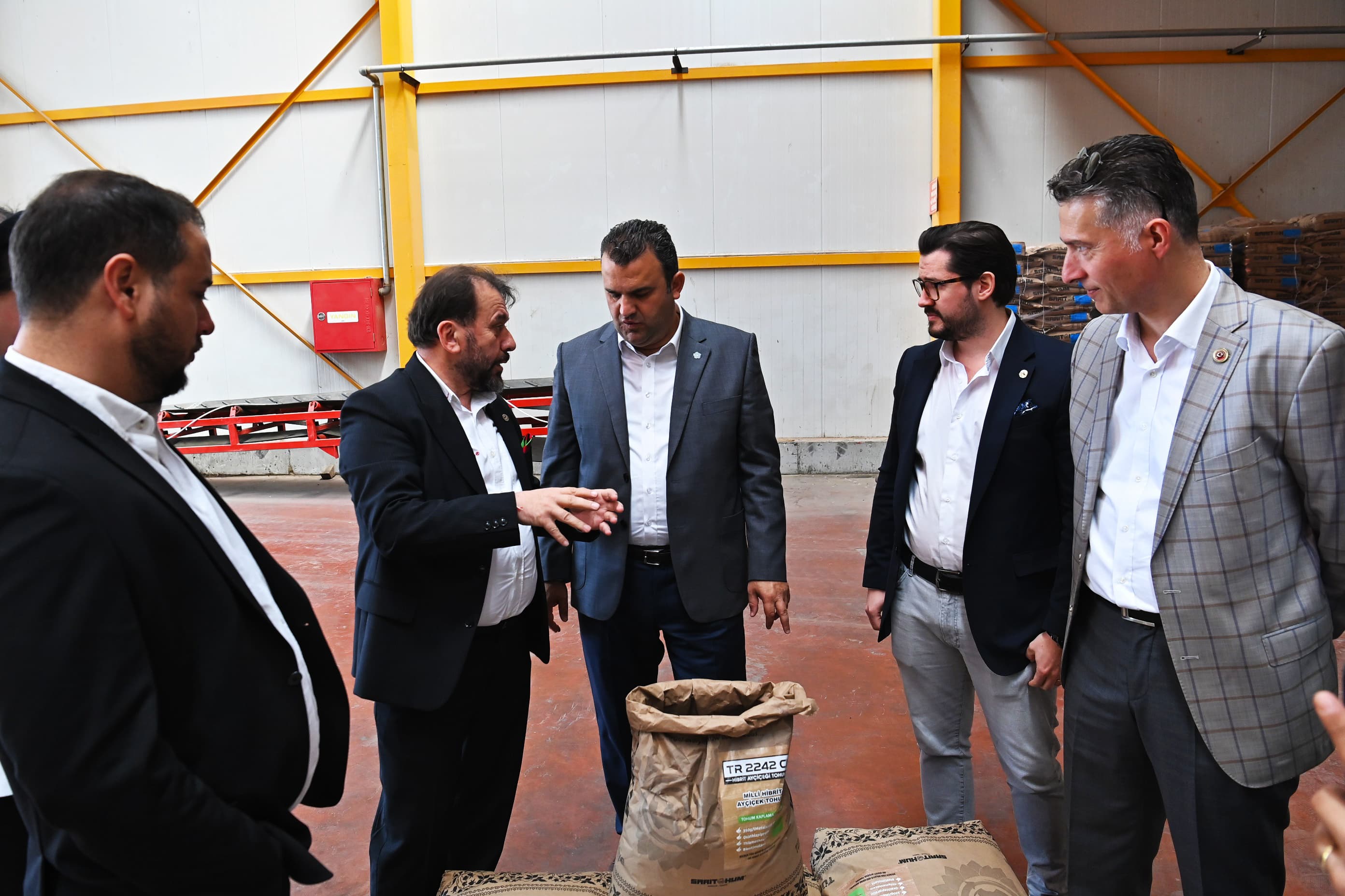Hayırsever işadamlarından Süleymanpaşa Belediyesine yerli tohum desteği