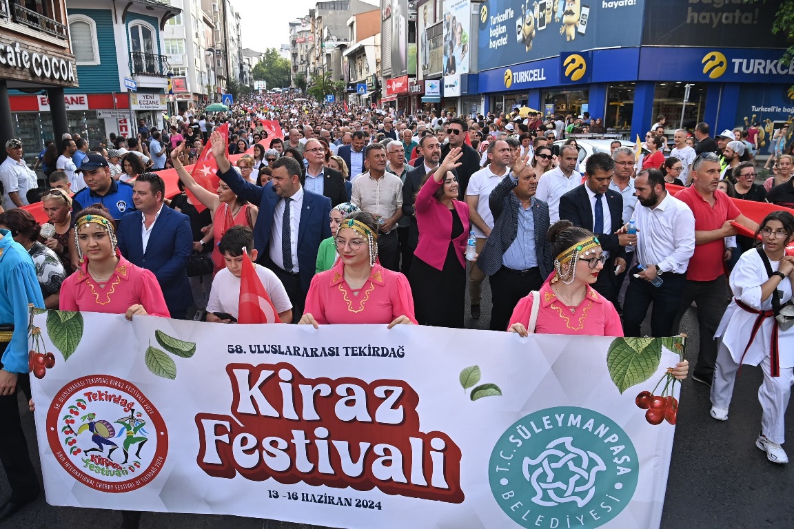 Festival Ateşi Binlerce Kişinin Katıldığı Kortejde 58. Kez Yakıldı