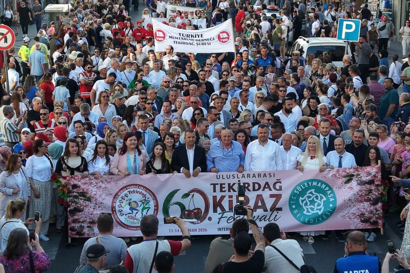 Kiraz Festivali Kortejinde İnsan Seli