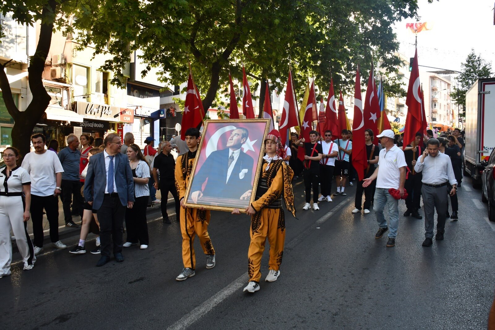 Kiraz Festivali Kortejinde İnsan Seli