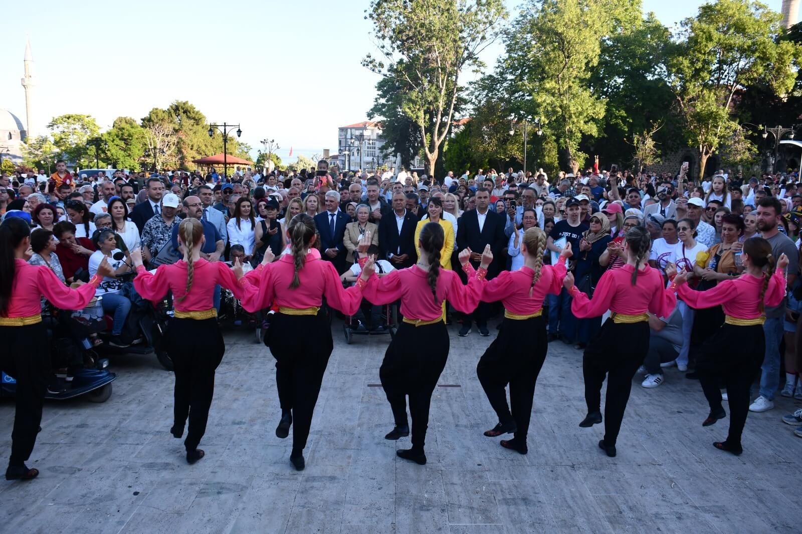 Kiraz Festivali Kortejinde İnsan Seli