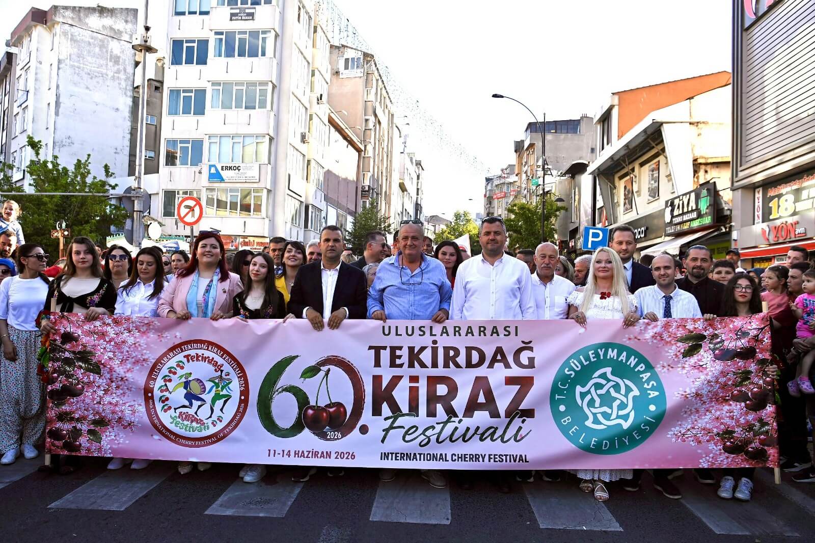 Kiraz Festivali Kortejinde İnsan Seli