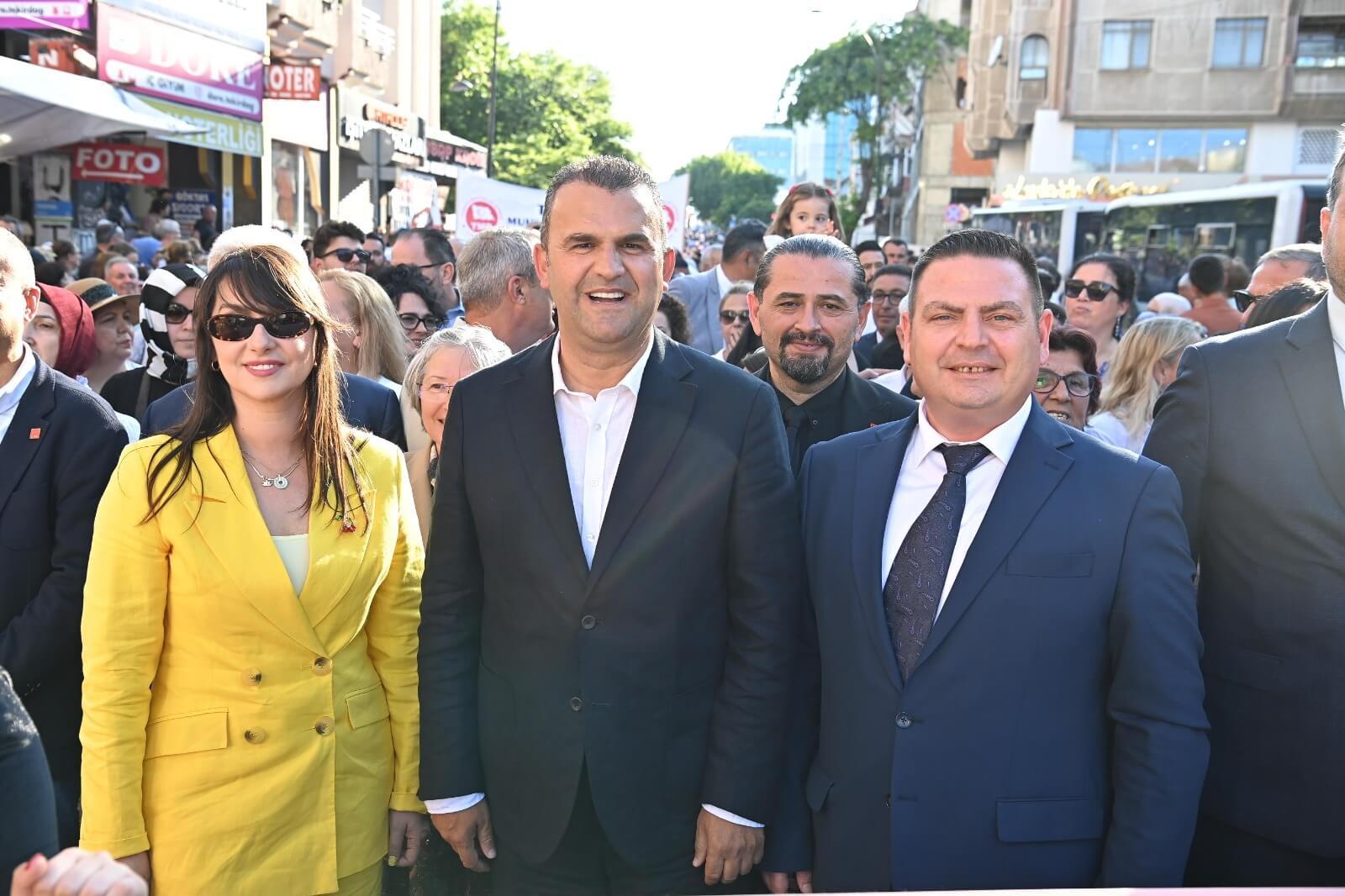 Kiraz Festivali Kortejinde İnsan Seli