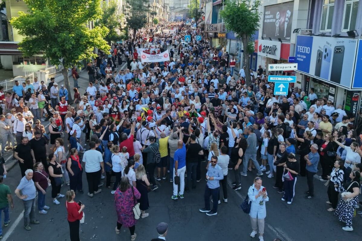 Kiraz Festivali Kortejinde İnsan Seli