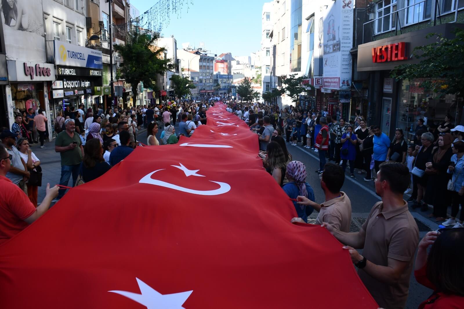 Kiraz Festivali Kortejinde İnsan Seli