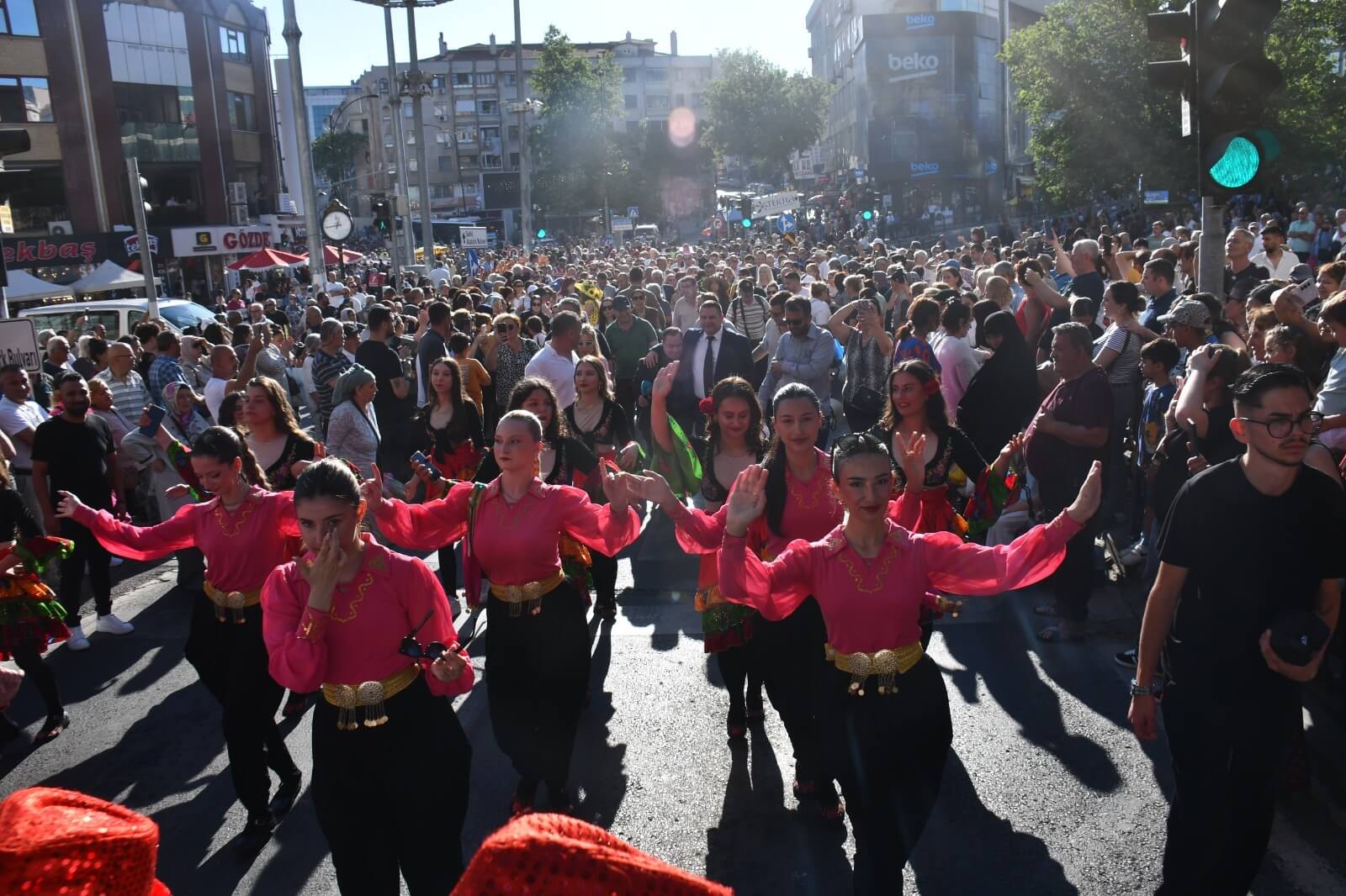 Kiraz Festivali Kortejinde İnsan Seli