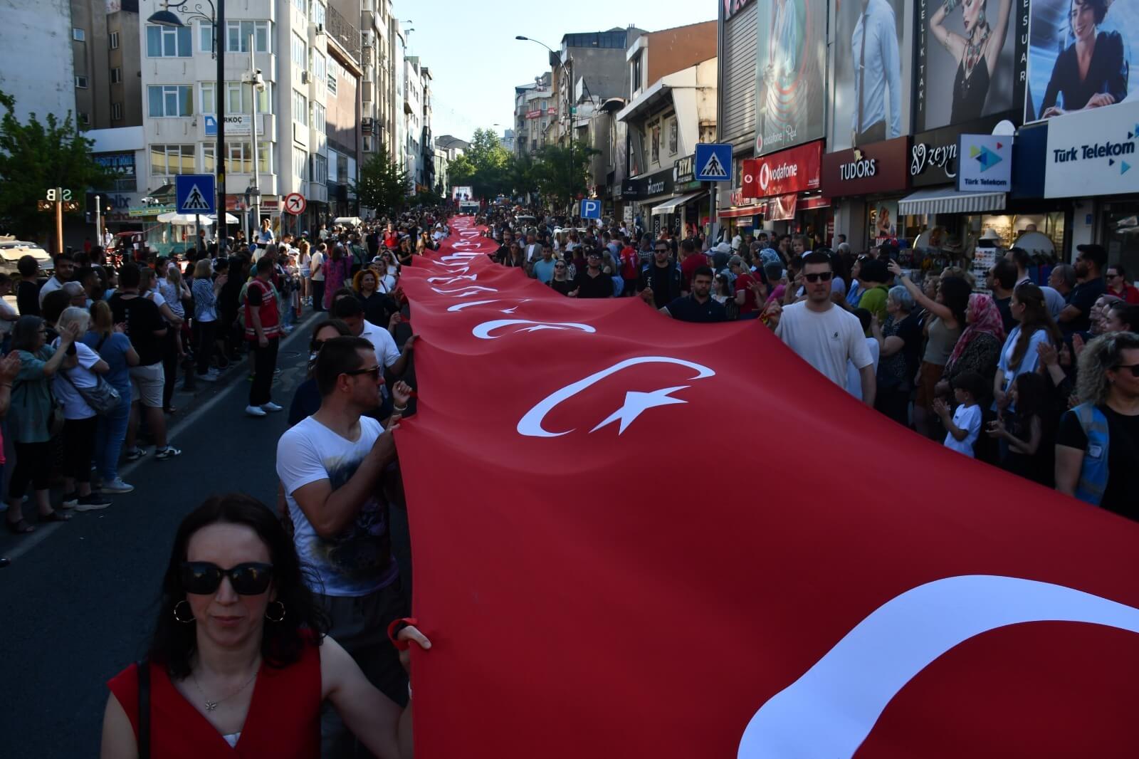 Kiraz Festivali Kortejinde İnsan Seli