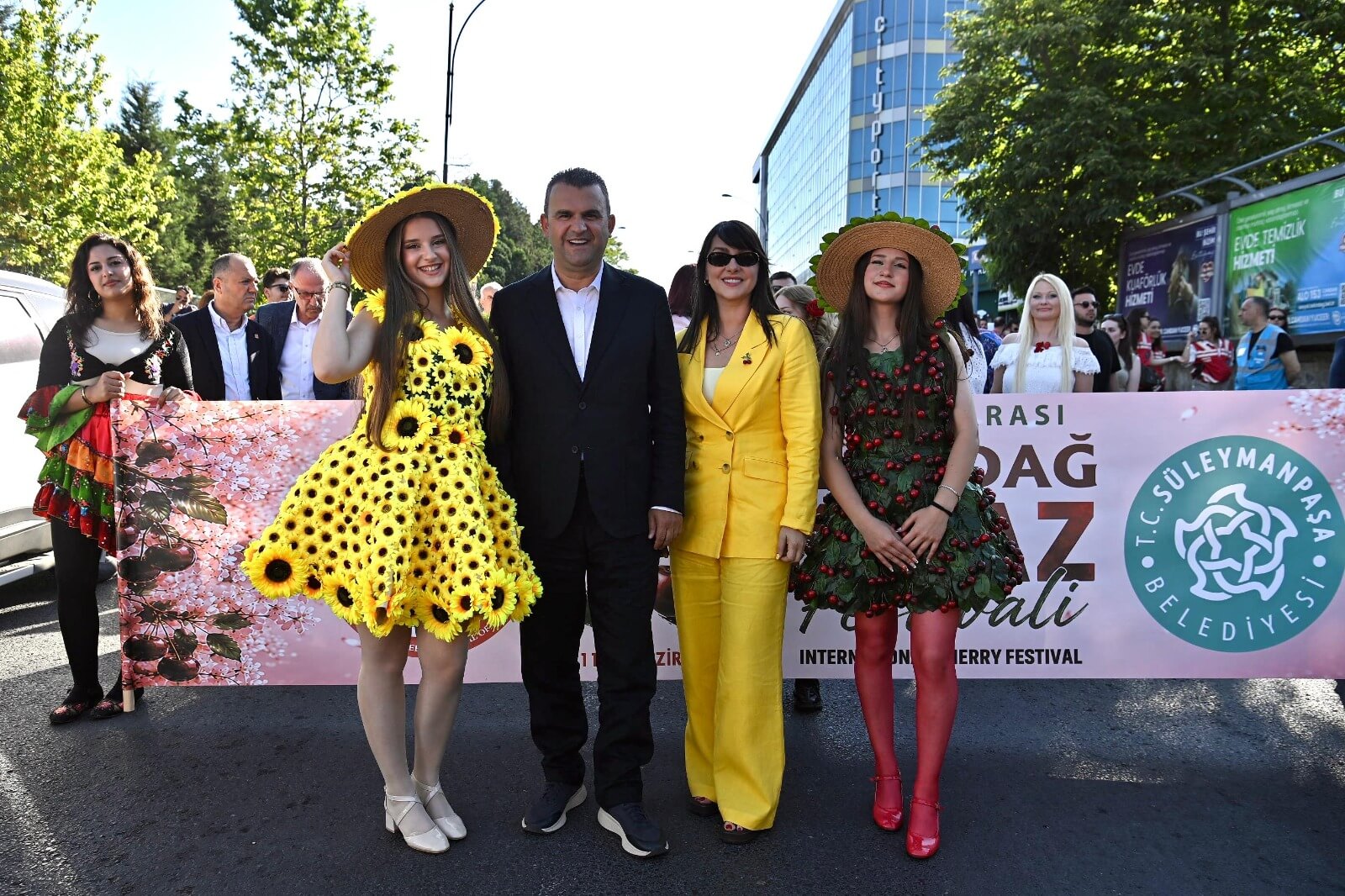 Kiraz Festivali Kortejinde İnsan Seli