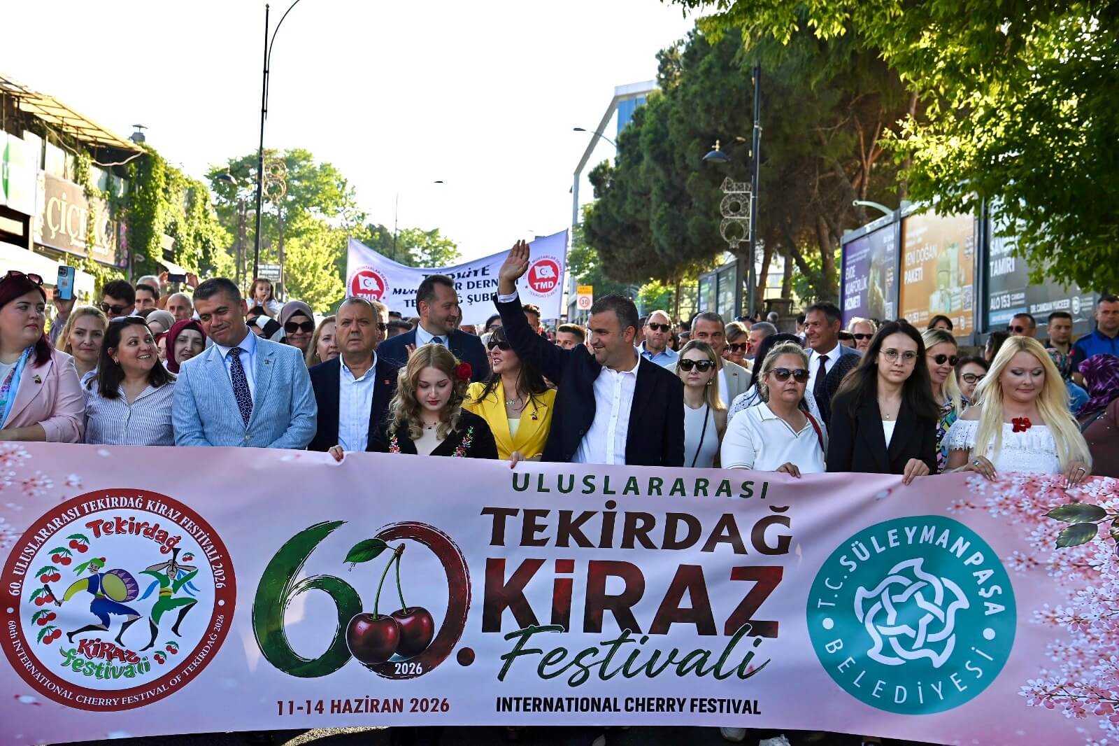 Kiraz Festivali Kortejinde İnsan Seli