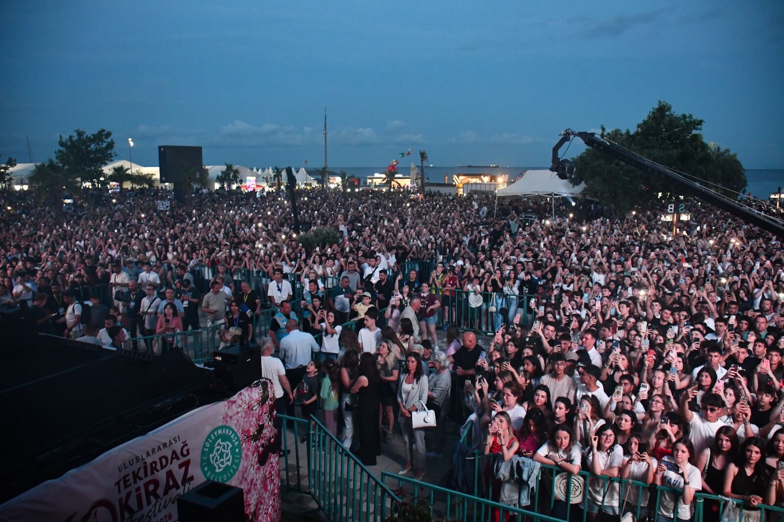 Kiraz Festivali Sahnesinden Poizi Ve Merve Özbey Geçti