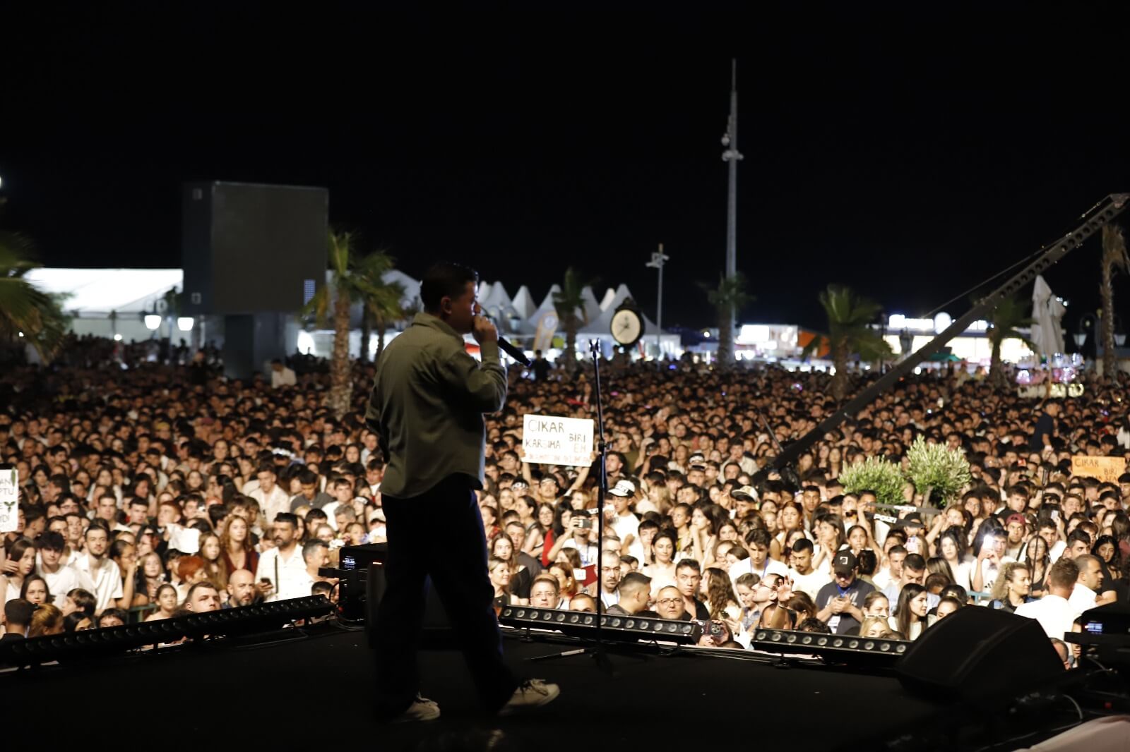 Kiraz Festivali Sahnesinden Poizi Ve Merve Özbey Geçti