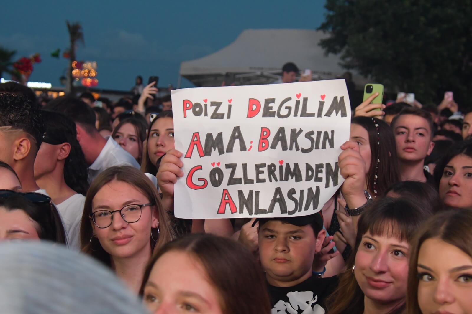 Kiraz Festivali Sahnesinden Poizi Ve Merve Özbey Geçti