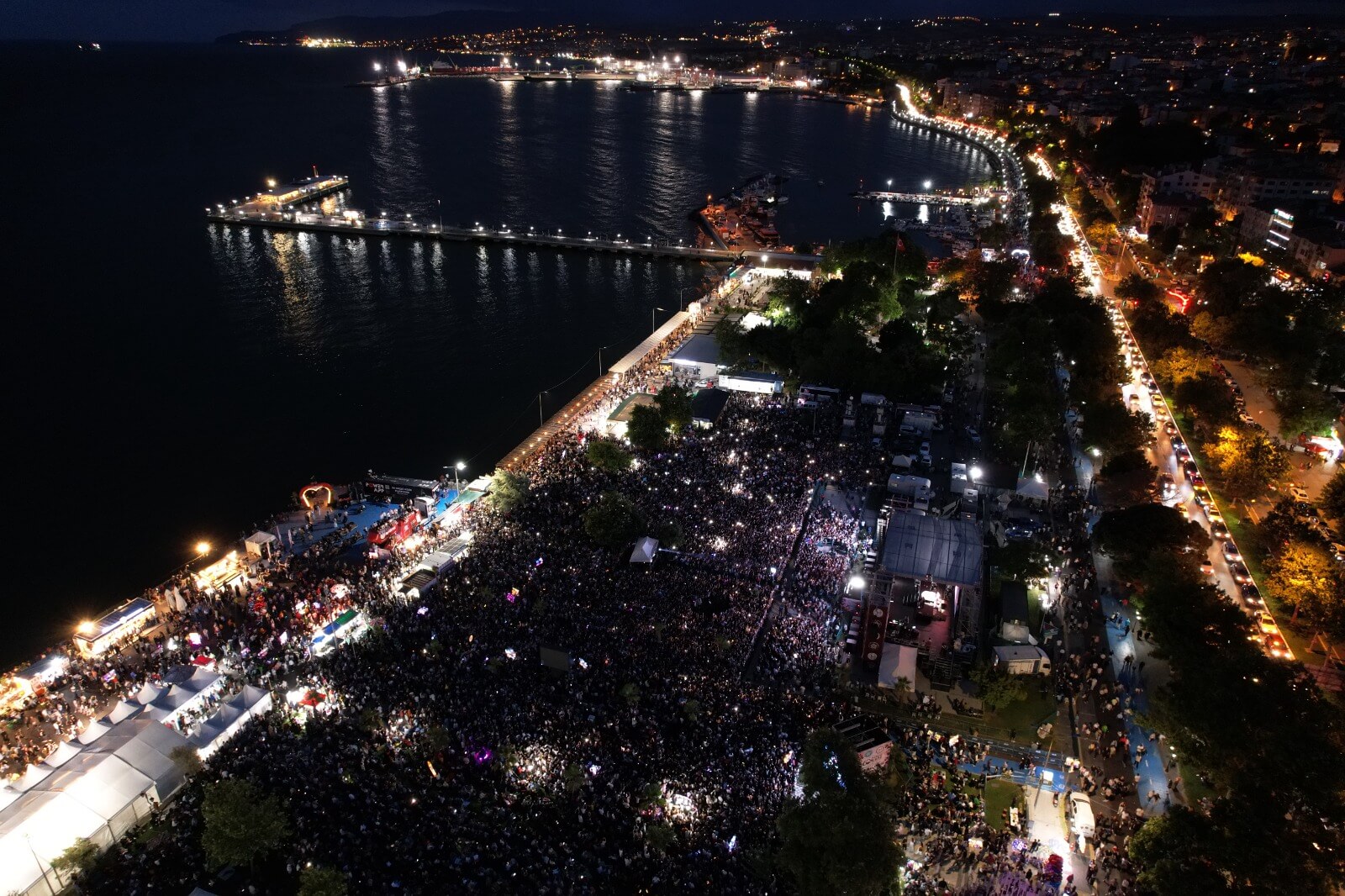 Kiraz Festivali Sahnesinden Poizi Ve Merve Özbey Geçti