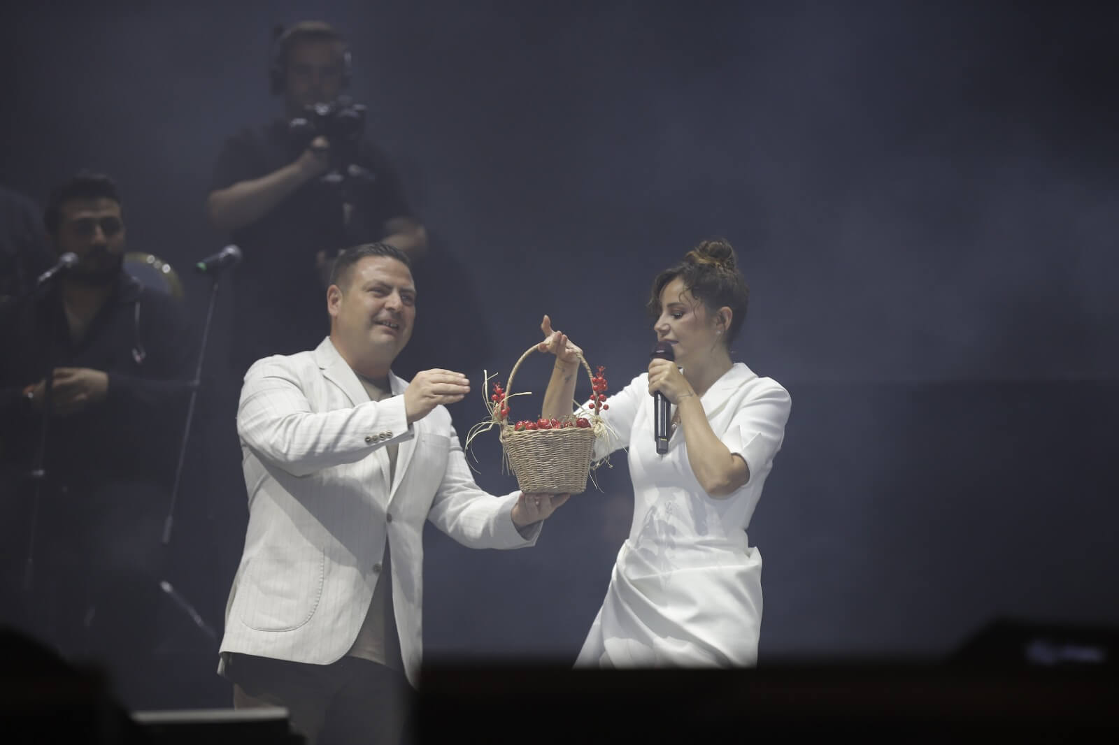 Kiraz Festivali Sahnesinden Poizi Ve Merve Özbey Geçti