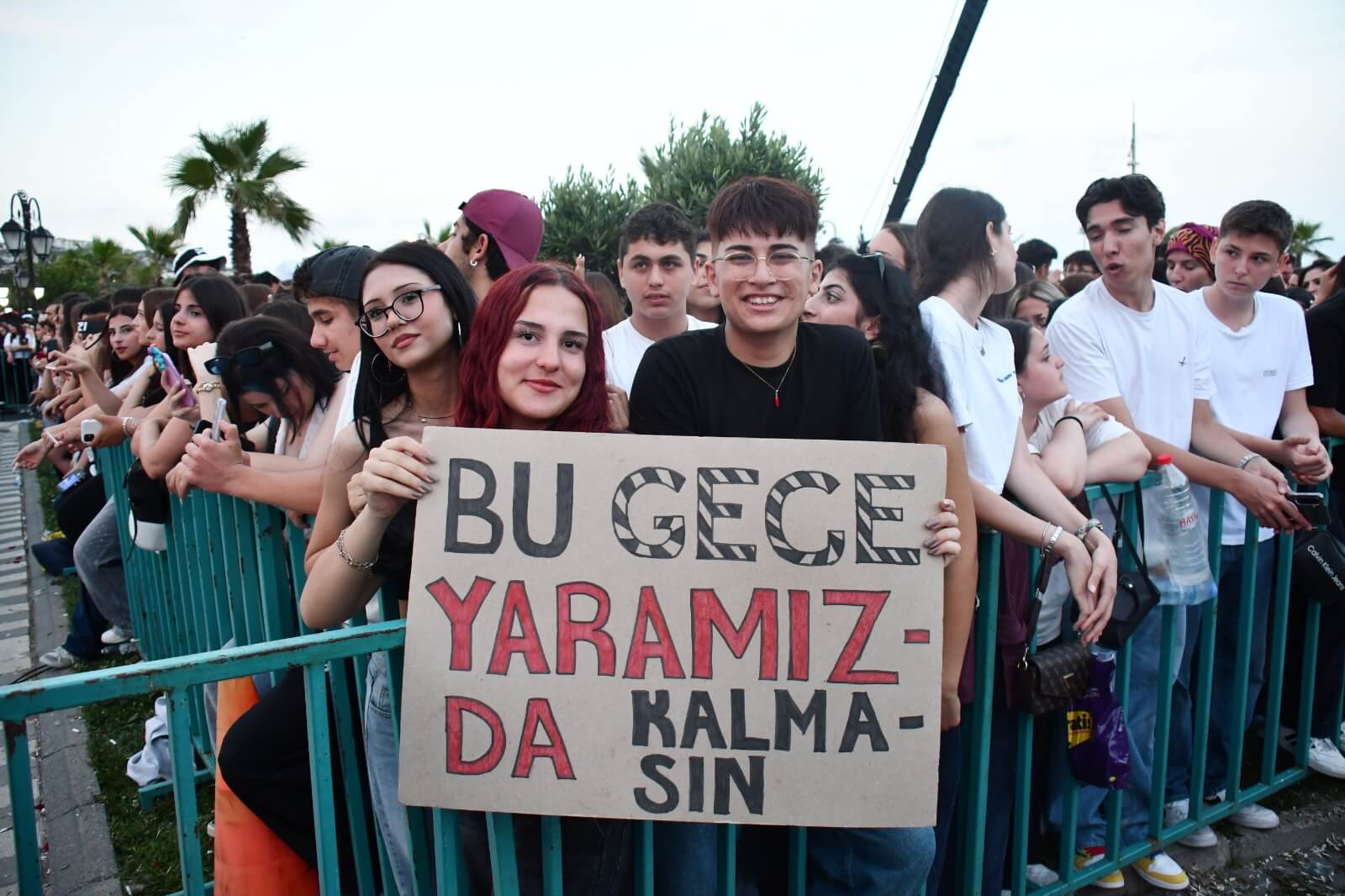 Kiraz Festivali Sahnesinden Poizi Ve Merve Özbey Geçti