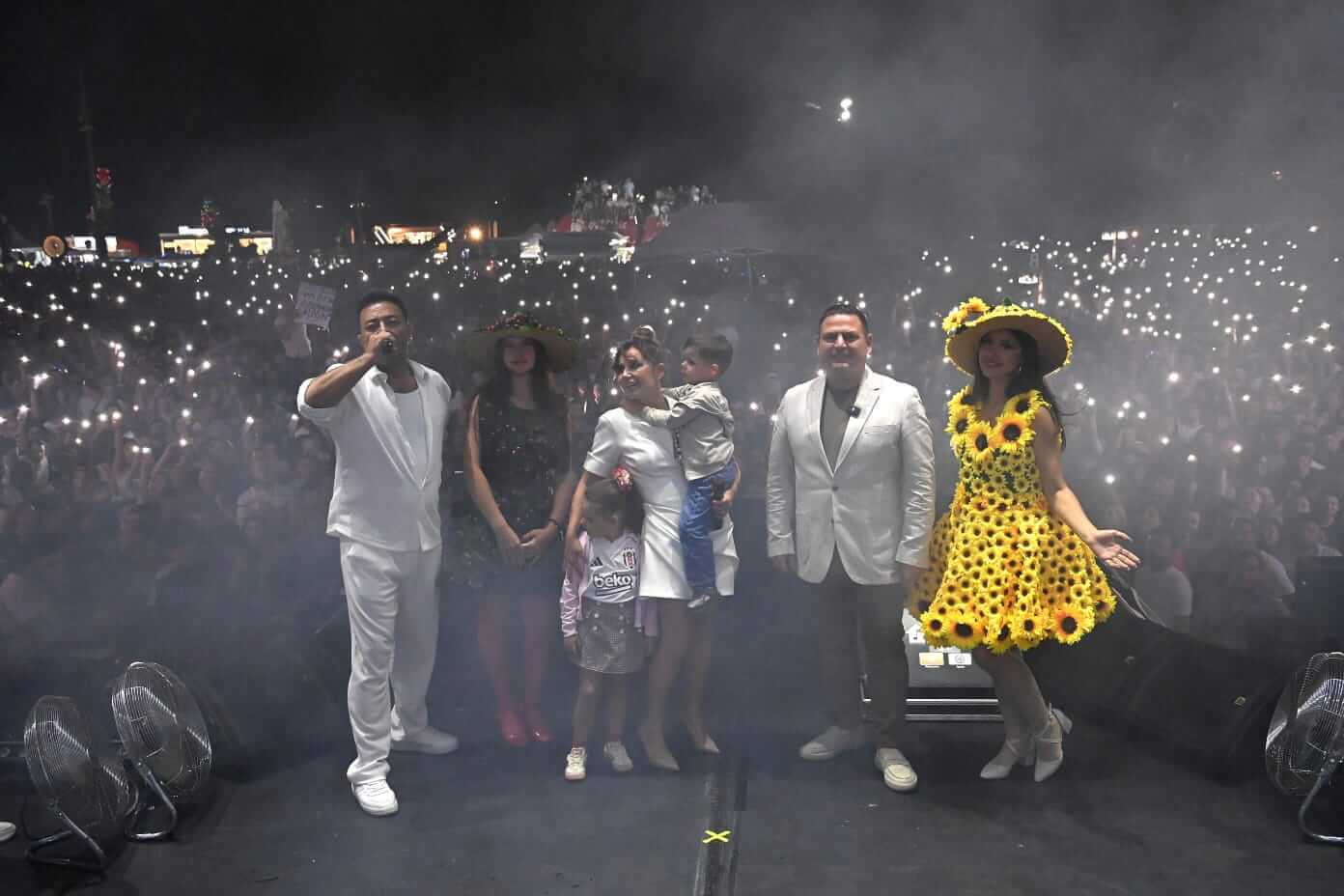 Kiraz Festivali Sahnesinden Poizi Ve Merve Özbey Geçti