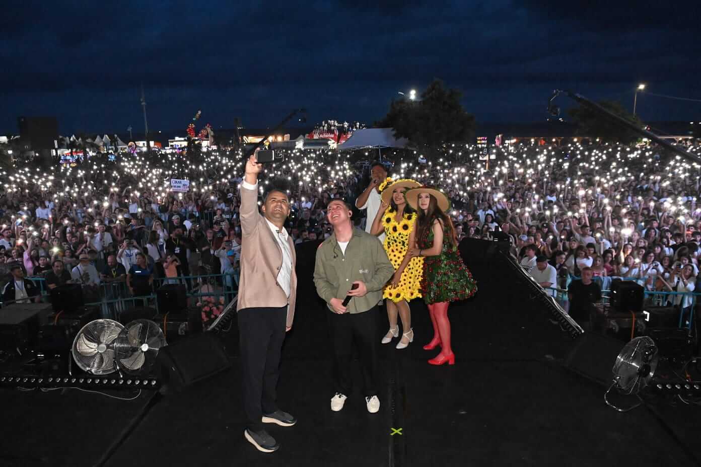 Kiraz Festivali Sahnesinden Poizi Ve Merve Özbey Geçti