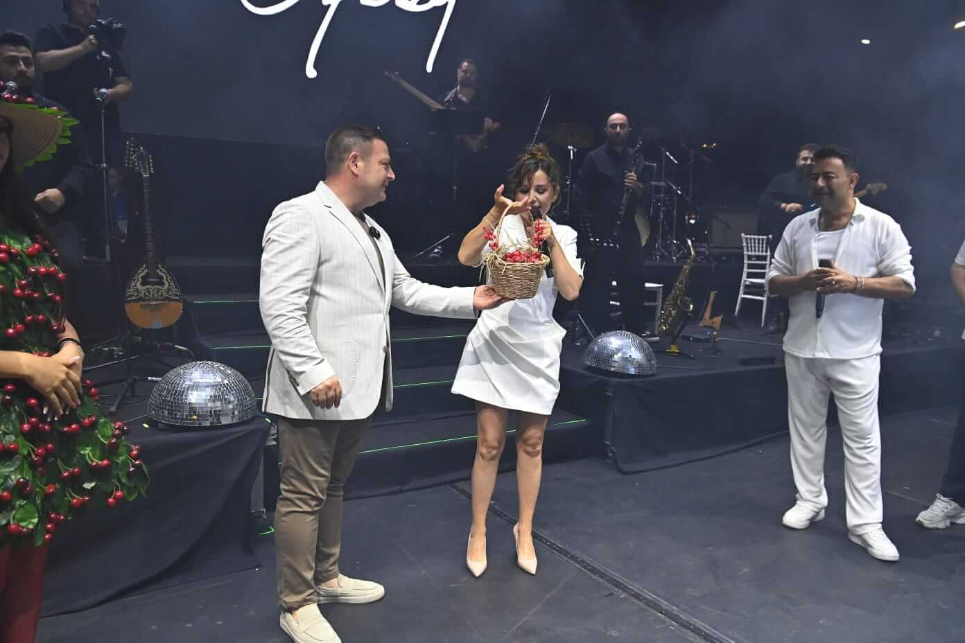 Kiraz Festivali Sahnesinden Poizi Ve Merve Özbey Geçti