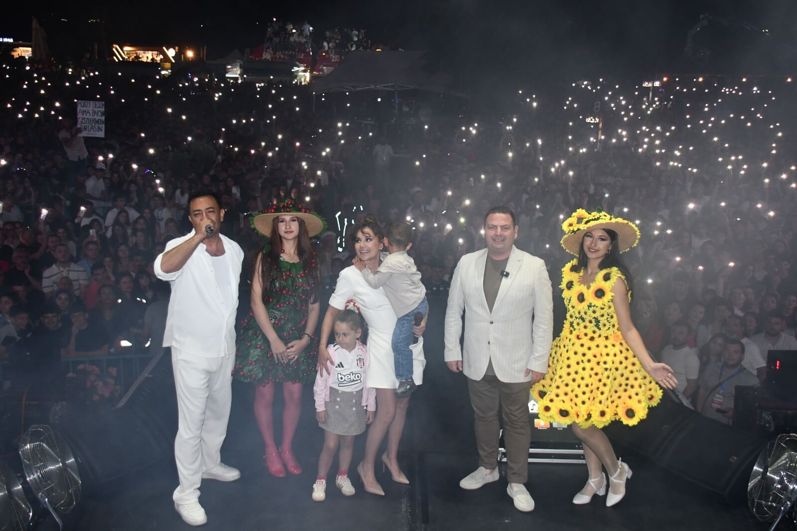 Kiraz Festivali Sahnesinden Poizi Ve Merve Özbey Geçti