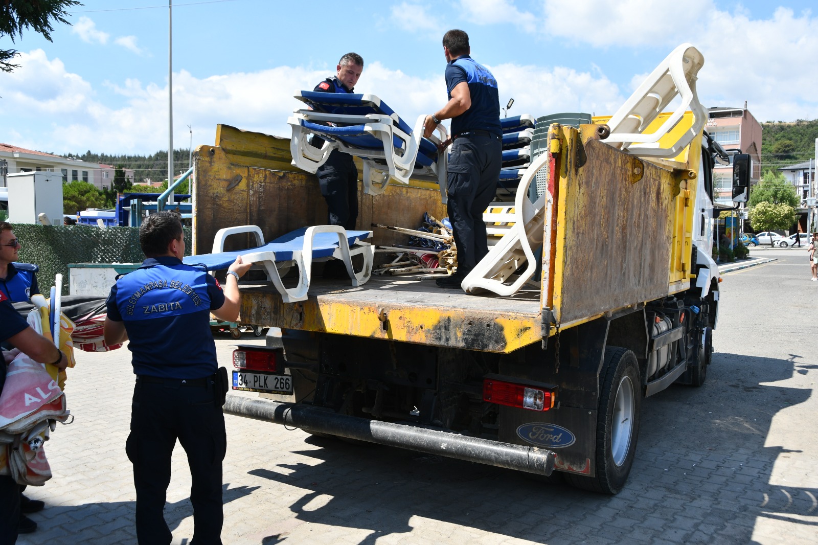 Süleymanpaşa Sahillerinde İzinsiz Şezlonglar Toplatıldı