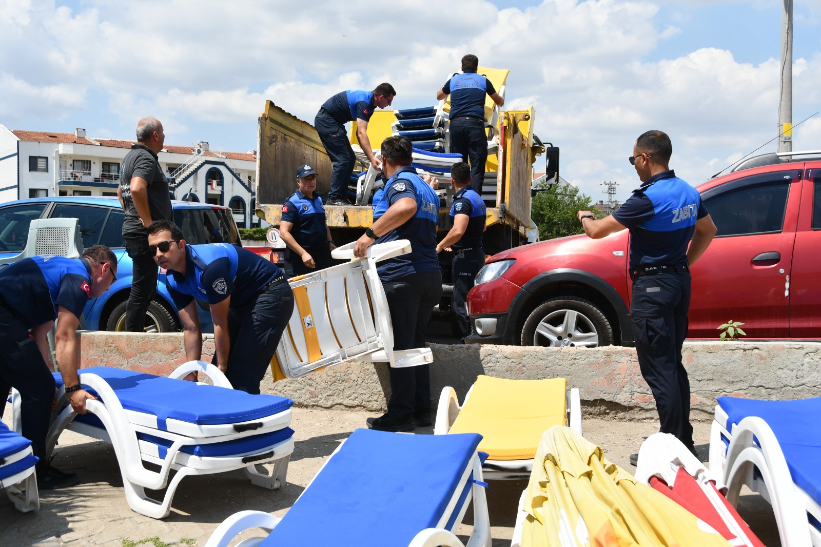 Süleymanpaşa Sahillerinde İzinsiz Şezlonglar Toplatıldı
