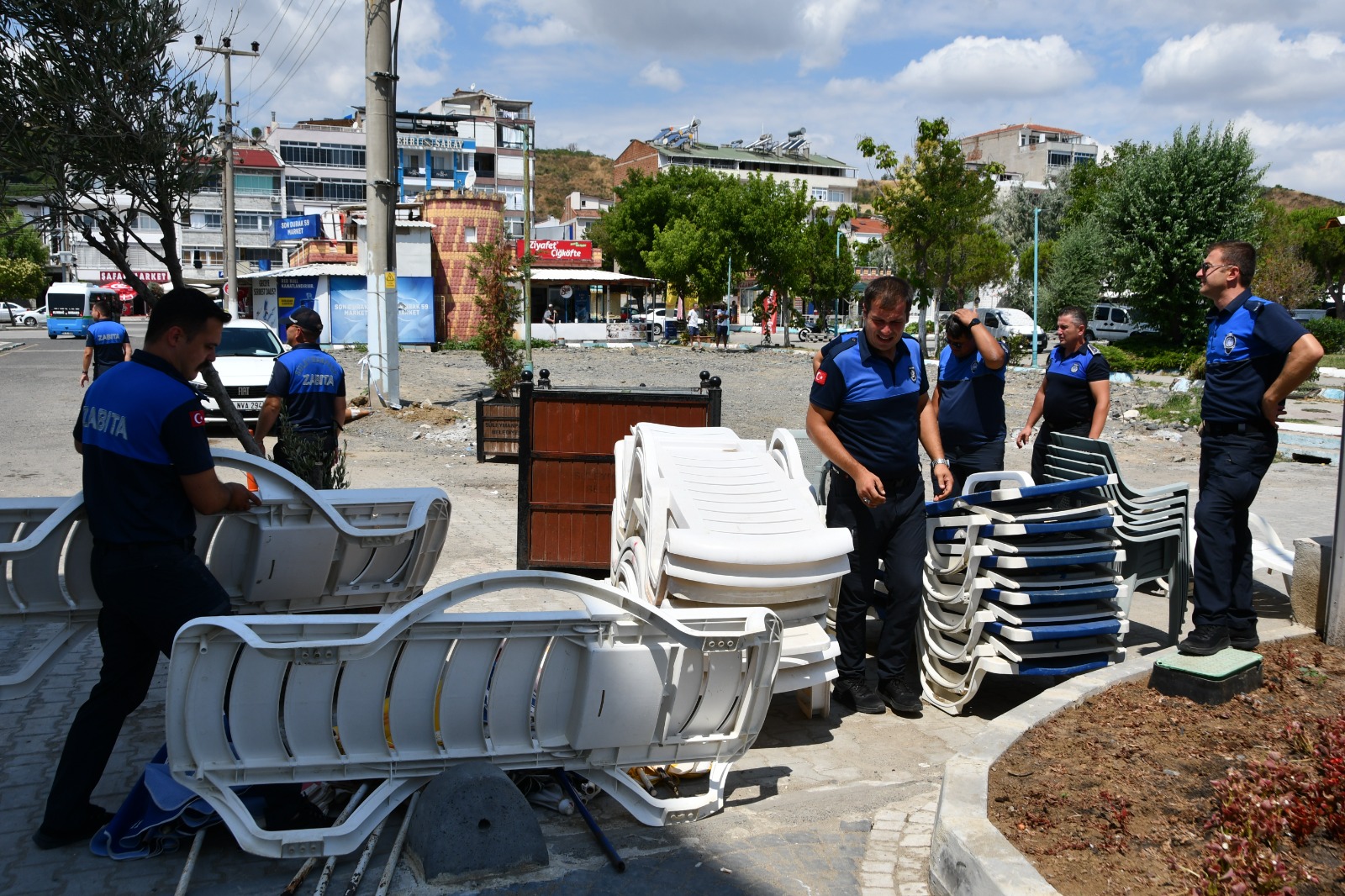 Süleymanpaşa Sahillerinde İzinsiz Şezlonglar Toplatıldı