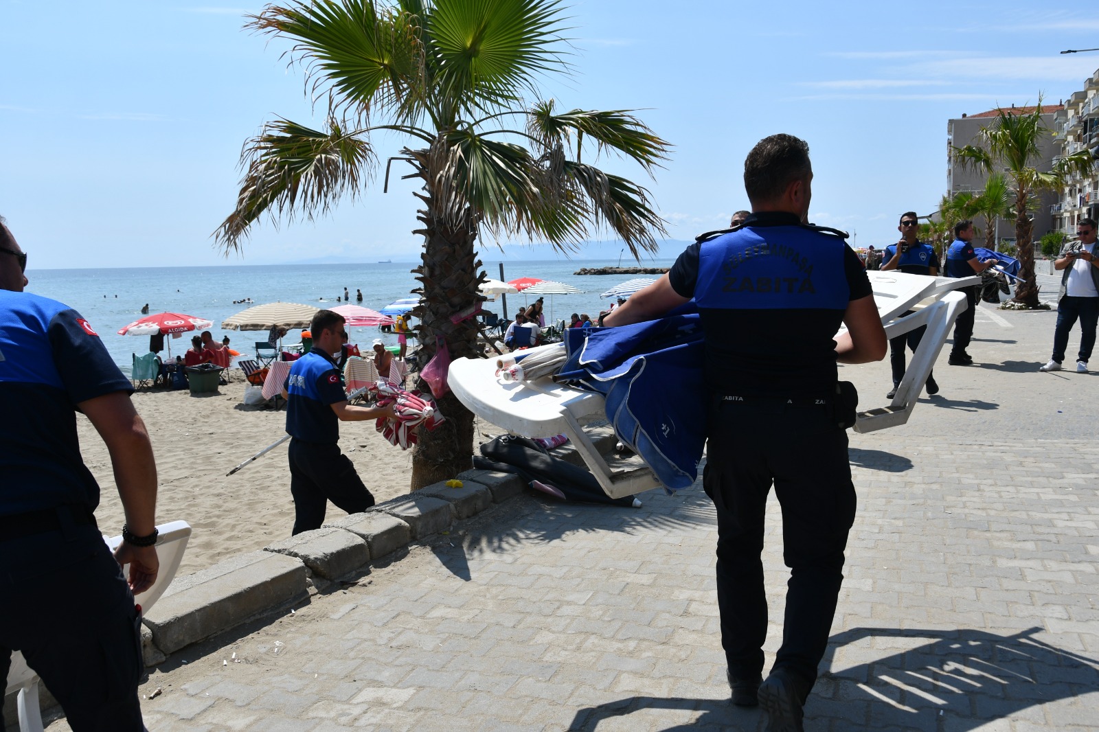 Süleymanpaşa Sahillerinde İzinsiz Şezlonglar Toplatıldı