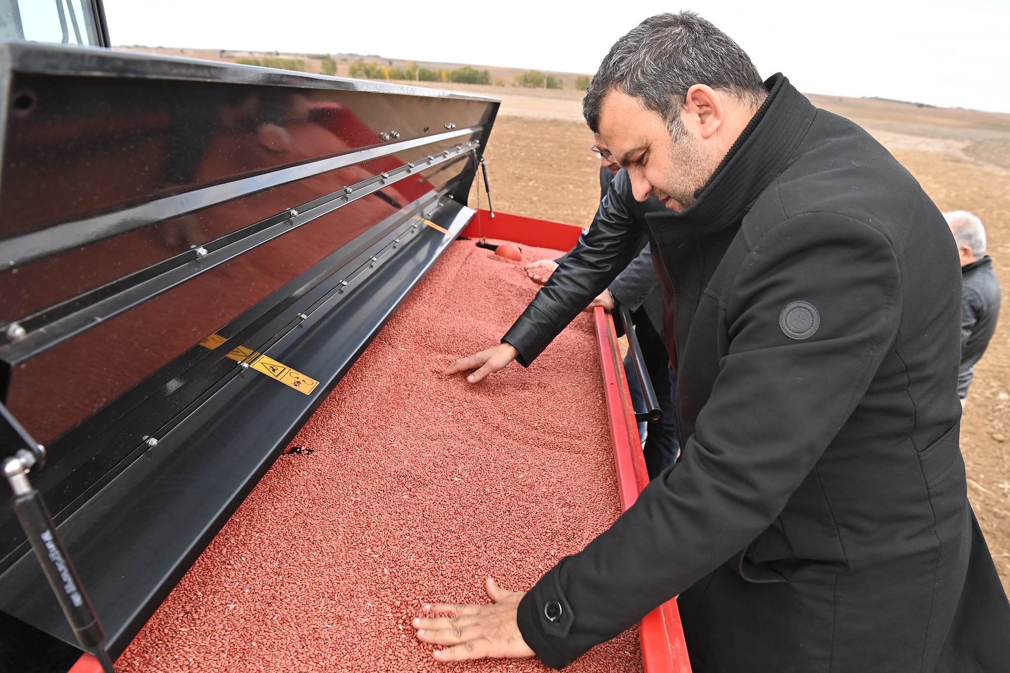 Topraktan İhtiyaç Sahiplerinin Sofrasına Uzanan Belediye Eli