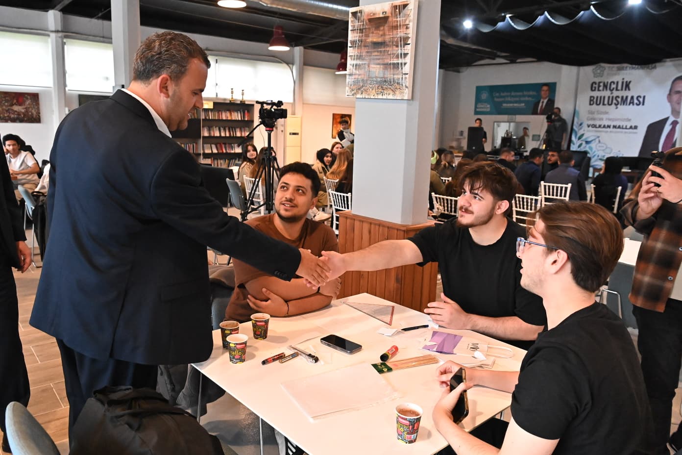 BAŞKAN NALLAR ÜNİVERSİTELİ GENÇLERLE BULUŞTU