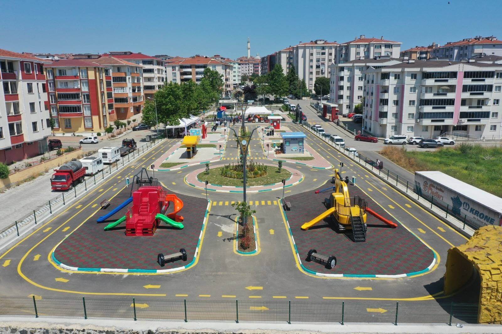 HER SOKAKTA EMEĞİN AYAK İZİ