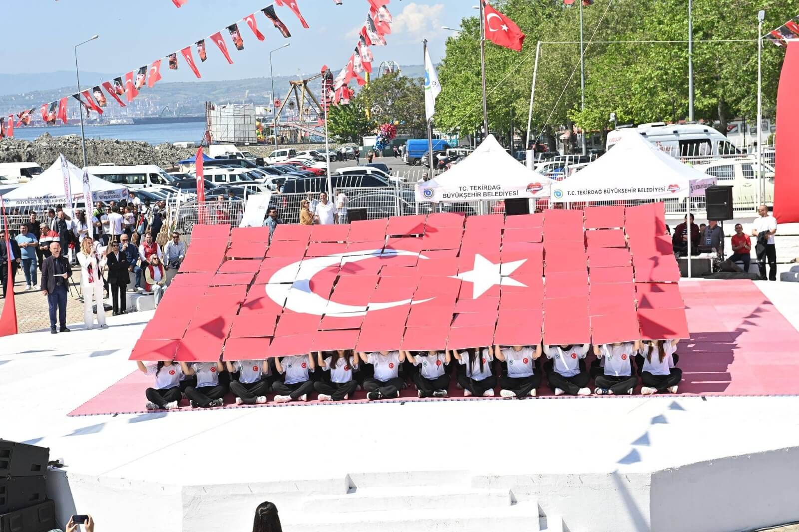 HER SOKAKTA EMEĞİN AYAK İZİ