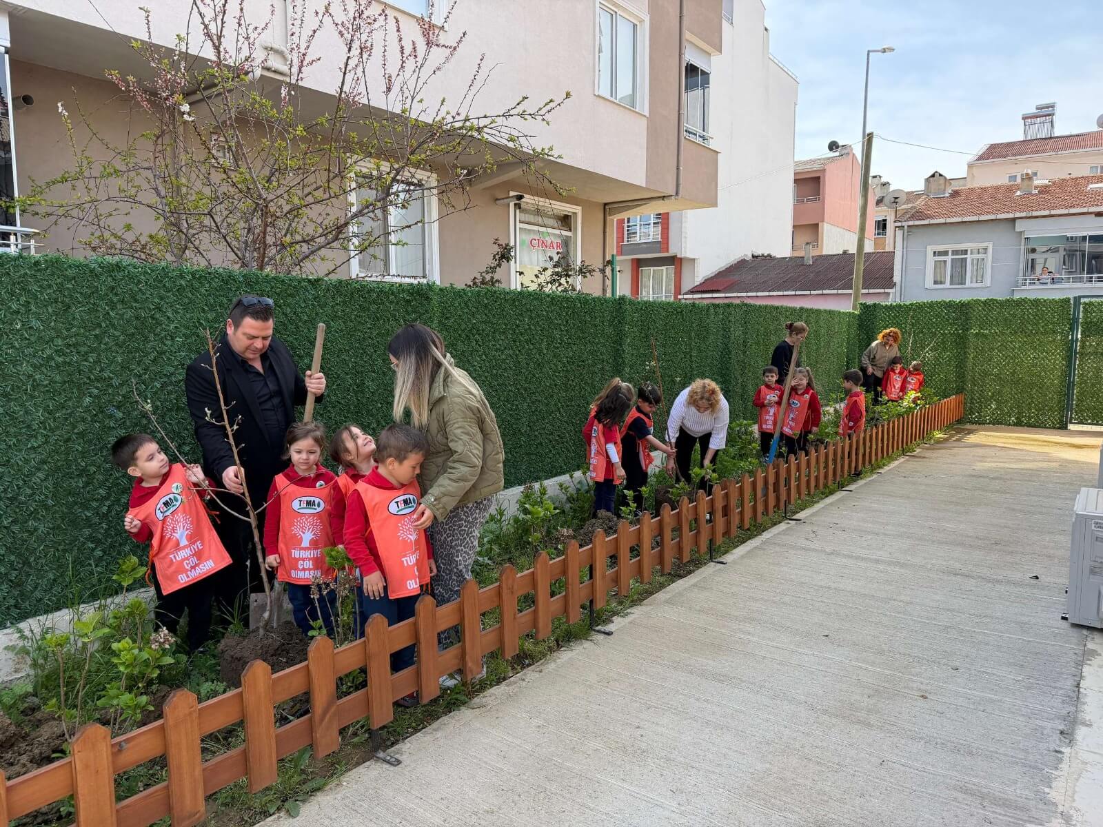 HER SOKAKTA EMEĞİN AYAK İZİ