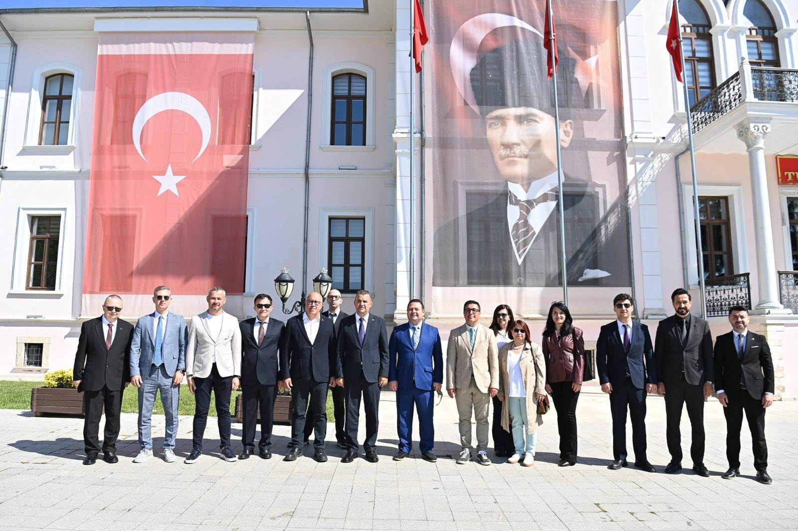 HER SOKAKTA EMEĞİN AYAK İZİ
